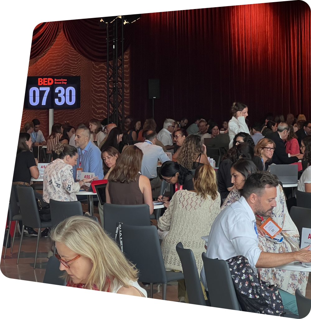 Asistentes en las mesas de networking de un evento